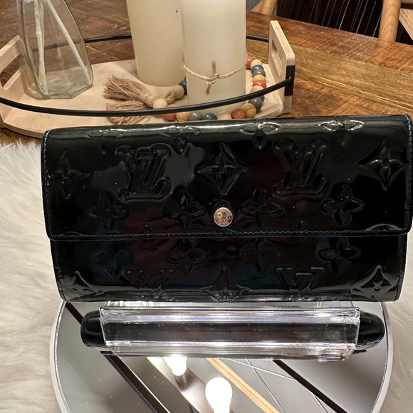 Louis Vuitton Handbags - RARE Emerald Green Vernis Louis Vuitton Sara Wallet